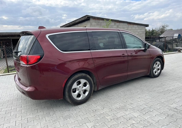 Chrysler Pacifica cena 47500 przebieg: 432000, rok produkcji 2017 z Słupca małe 79